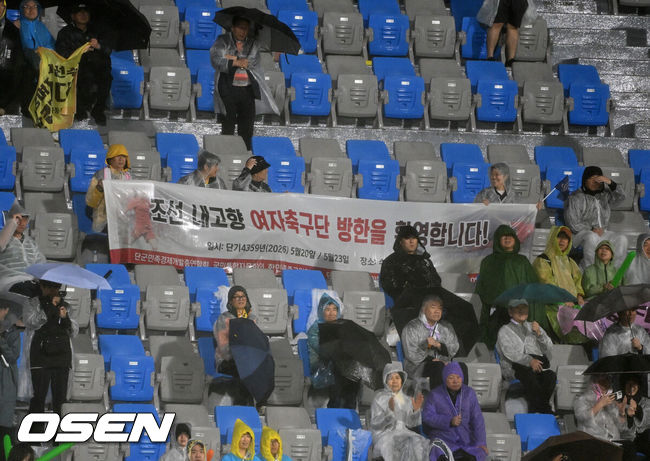 [OSEN=수원, 이대선 기자] 수원FC 위민은 20일 수원종합운동장에서 열린 2025-2026시즌 아시아축구연맹(AFC) 여자 챔피언스리그(AWCL) 4강전에서 북한 평양 내고향여자축구단과 경기에서 1-2로 패배했다.후반 관중들이 내고향여자축구단을 응원하는 걸개를 들고 응원을 하고 있다. 2026.05.20 /sunday@osen.co.kr