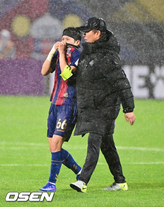 [OSEN=수원, 박준형 기자]한국에서 처음으로 열린 남북 여자 축구 클럽 간 대결에서 수원FC위민이 북한 내고향여자축구단에 역전패를 당했다.수원FC 위민은 20일 수원종합운동장에서 열린 2025-2026시즌 아시아축구연맹(AFC) 여자 챔피언스리그(AWCL) 4강전에서 북한 평양 내고향여자축구단과 경기에서 1-2로 패배했다.경기종료 후 수원FC 위민 박길영 감독이 지소연을 다독이고 있다  2026.05.20 /soul1014@osen.co.kr