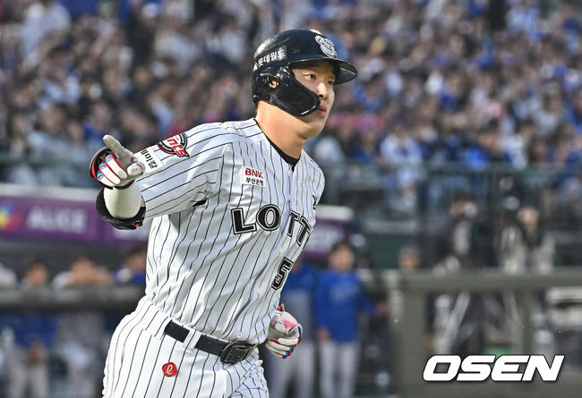 [OSEN=부산, 이석우 기자] 22일 부산 사직야구장에서 2026 신한 SOL KBO 리그 롯데 자이언츠와 삼성 라이온즈의 경기가 열렸다. 홈팀 롯데는 김진욱이, 방문팀 삼성은 오러클린이 선발 출전했다.롯데 자이언츠 나승엽이 3회말 1사 1,2루 우월 3점 홈런을 치고 세리머니를 하고 있다. 2026.05.22 / foto0307@osen.co.kr