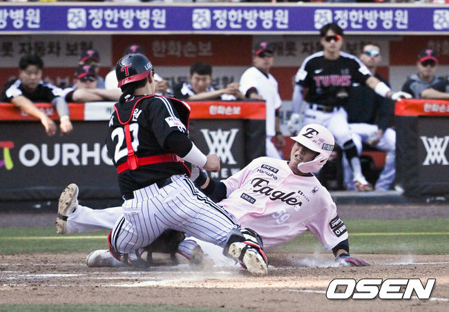 [OSEN=대전, 조은정 기자] 9일 오후 2시 대전 한화생명볼파크에서 2026 신한 SOL KBO리그 한화 이글스와 LG 트윈스의 경기가 열렸다. 이날 한화는 왕옌청을 LG는 치리노스를 선발로 내세웠다. 7회말 2사 1,3루에서 한화 허인서가 LG 포수 박동원에게 홈에서 태그아웃 당하고 있다.  2026.05.09 /cej@osen.co.kr