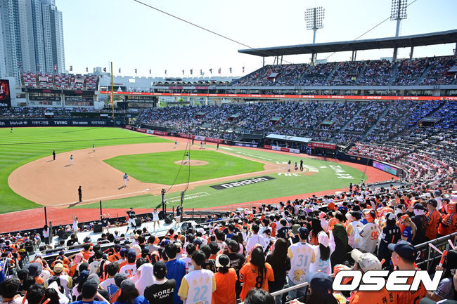 [OSEN=수원, 박준형 기자] 16일 오후 2시 수원KT위즈파크에서 2026 신한 SOL KBO 리그 KT 위즈와 한화 이글스의 경기가 진행됐다. 이날 경기에서 KT는 배제성을, 한화는 화이트를 선발투수로 내세웠다. 뜨거운 햇빛 아래 관중들이 열띤 응원을 펼치고 있다.  2026.05.16 / soul1014@osen.co.kr
