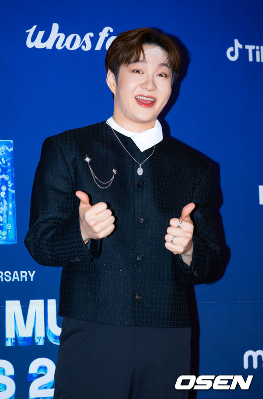 [OSEN=민경훈 기자] 15일 오후 서울 송파구 올림픽공원 KSPO돔에서 '33주년 한터뮤직어워즈 2025' 레드카펫 행사가 열렸다. 이 행사에는 MC 이찬원-티파니 영과 함께 그룹 트리플에스, 아르테미스, 루시, 아이덴티티, 나우즈, 에잇턴, 빌리, 황가람, 손태진, 포레스텔라, 윙, 하츠투하츠, 싸이커스, 위아이, 박지현, 김희재, 펜타곤, 이영지, 이창섭, 윤종신 등이 참석했다.가수 이창섭이 입장하며 포즈를 취하고 있다. 2026.02.15 / rumi@osen.co.kr