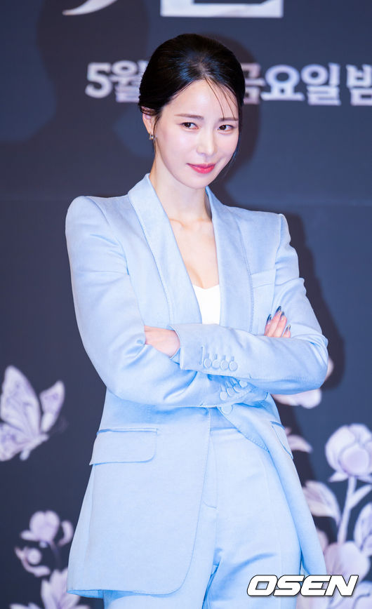 [OSEN=민경훈 기자] 7일 오후 서울 양천구 목동 SBS 방송센터 SBS홀에서 SBS 새 금토드라마 '멋진 신세계' 제작발표회가 열렸다.'멋진 신세계'는 희대의 조선 악녀 영혼이 씌어 '악질' 해진 무명배우 신서리(임지연 분)와 자본주의가 낳은 괴물이라 불리는 악질 재벌 차세계(허남준 분)의 일촉즉발 전쟁 같은 로맨스 코미디 드라마다.배우 임지연이 포즈를 취하고 있다. 2026.05.07 / rumi@osen.co.kr