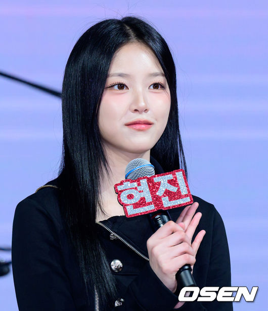 [OSEN=지형준 기자] 18일 오후 서울 마포구 상암동 쇼킹케이팝센터에서 밴드 레이턴시(LATENCY) 쇼케이스가 열렸다.레이턴시는 서로 다른 걸그룹 활동을 펼쳐온 멤버들이 결성한 밴드로 비상한 주목을 받고 있다. 지원(기타), 현진(드럼), 하은(건반), 세미(베이스)의 파격 변신과 천재 기타리스트로 통하는 희연이 합류해 특별한 도전에 나섰다. 한발 늦어 보이는 시간 같지만 결국 다시 움직이기 시작하는 순간을 음악으로 표현하겠다는 각오다.레이턴시 현진이 간담회를 하고 있다. 2026.03.18/ jpnews@osen.co.kr