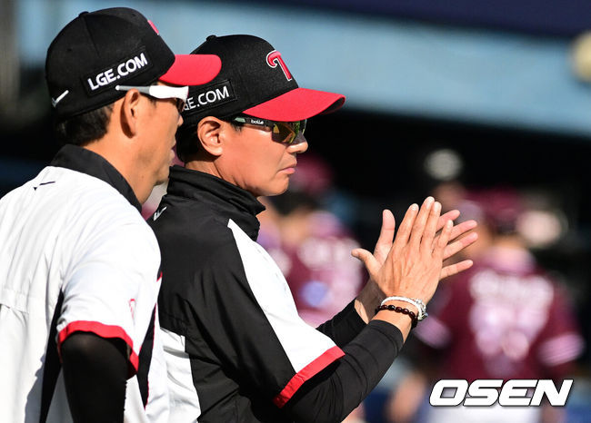 [OSEN=잠실, 지형준 기자] 프로야구 LG 트윈스가 키움 히어로즈에 전날 패배를 설욕했다.LG는23일 서울 잠실구장에서 열린 2026 KBO리그 키움과 경기에서 5-2로 승리했다.선발 임찬규는 6이닝 6피안타 3볼넷 4탈삼진 2실점으로 QS를 기록하며 시즌 4승째를 기록했다. 박동원이 결승 2타점 적시타를 터뜨렸다.경기를 마치고 LG 염경엽 감독이 승리를 기뻐하고 있다. 2026.05.23/ jpnews@osen.co.kr