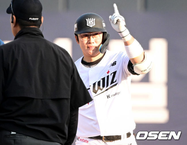 [OSEN=수원, 조은정 기자]23일 수원 KT위즈파크에서 2026 신한 SOL KBO리그 KT 위즈와 NC 다이노스의 경기가 열렸다.이날 KT는 사우어, NC는 구창모를 선발로 내세웠다.3회말 1사 1,2루에서 KT 허경민이 좌중간으로 1타점 2루타를 날린 뒤 세리머니를 하고 있다. 2026.05.23 /cej@osen.co.kr