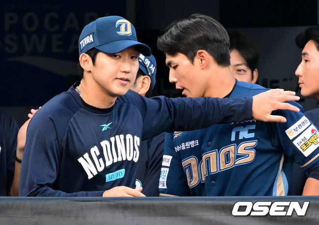 [OSEN=수원, 조은정 기자]23일 수원 KT위즈파크에서 2026 신한 SOL KBO리그 KT 위즈와 NC 다이노스의 경기가 열렸다.이날 KT는 사우어, NC는 구창모를 선발로 내세웠다.6회초 1사 1루에서 NC 신재인이 좌월 투런 홈런을 날린 뒤 홈에서 구창모의 축하를 받고 있다. 2026.05.23 /cej@osen.co.kr