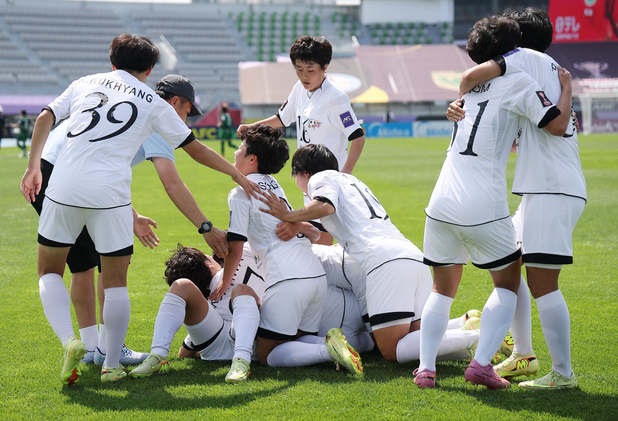23일 수원 장안구 수원종합운동장에서 열린 아시아축구연맹(AFC) 여자 챔피언스리그(AWCL) 결승 내고향여자축구단과 도쿄 베르디 벨레자의 경기. 내고향 김경영이 골을 넣고 동료들과 기뻐하고 있다. 연합뉴스