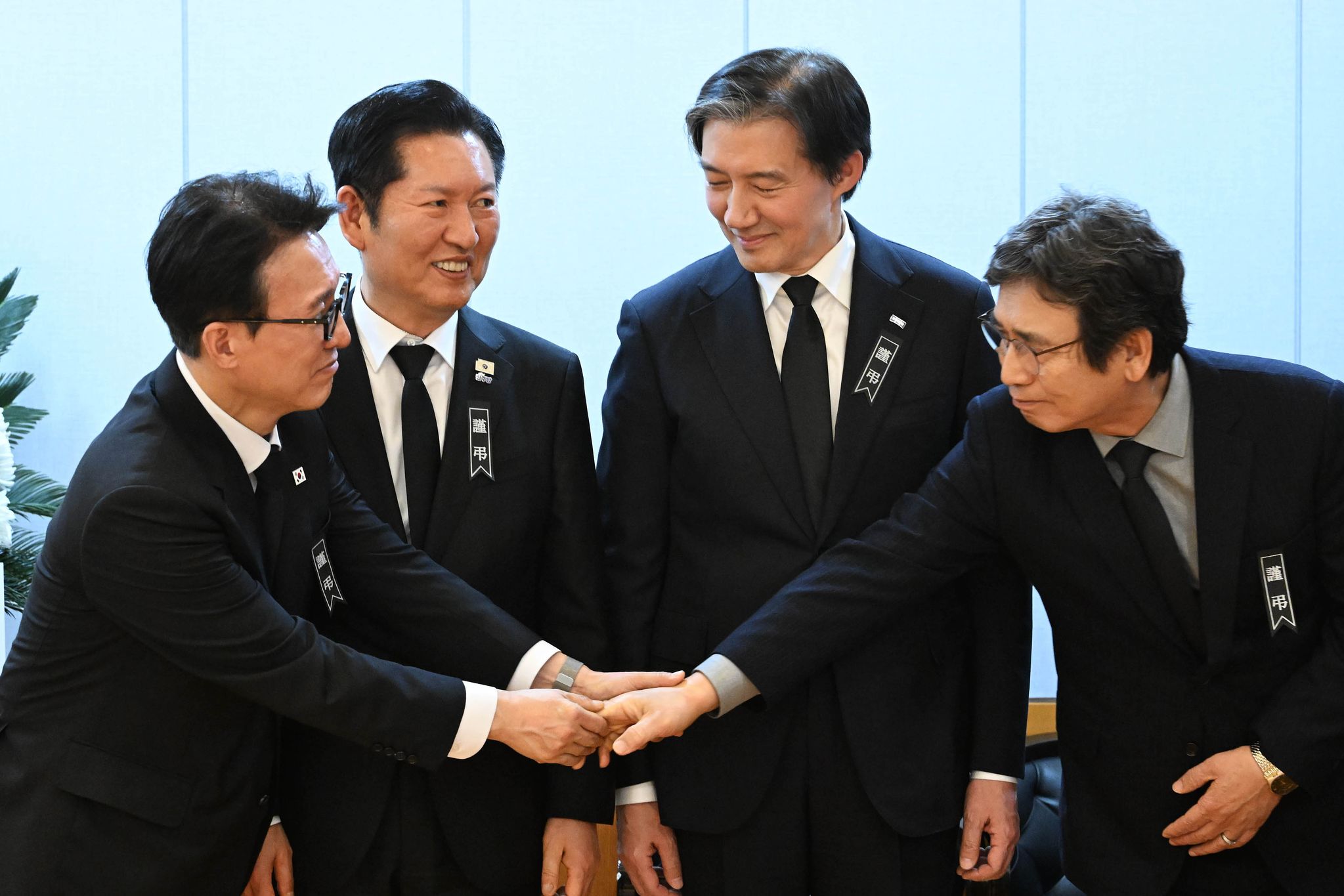 김민석 국무총리(왼쪽부터), 정청래 더불어민주당 대표, 조국 조국혁신당 대표, 유시민 작가. 사진은 지난 1월 27일 서울 종로구 서울대학교병원 장례식장에 마련된 이해찬 전 국무총리의 빈소에서 이들이 대화를 나누는 모습. 연합뉴스
