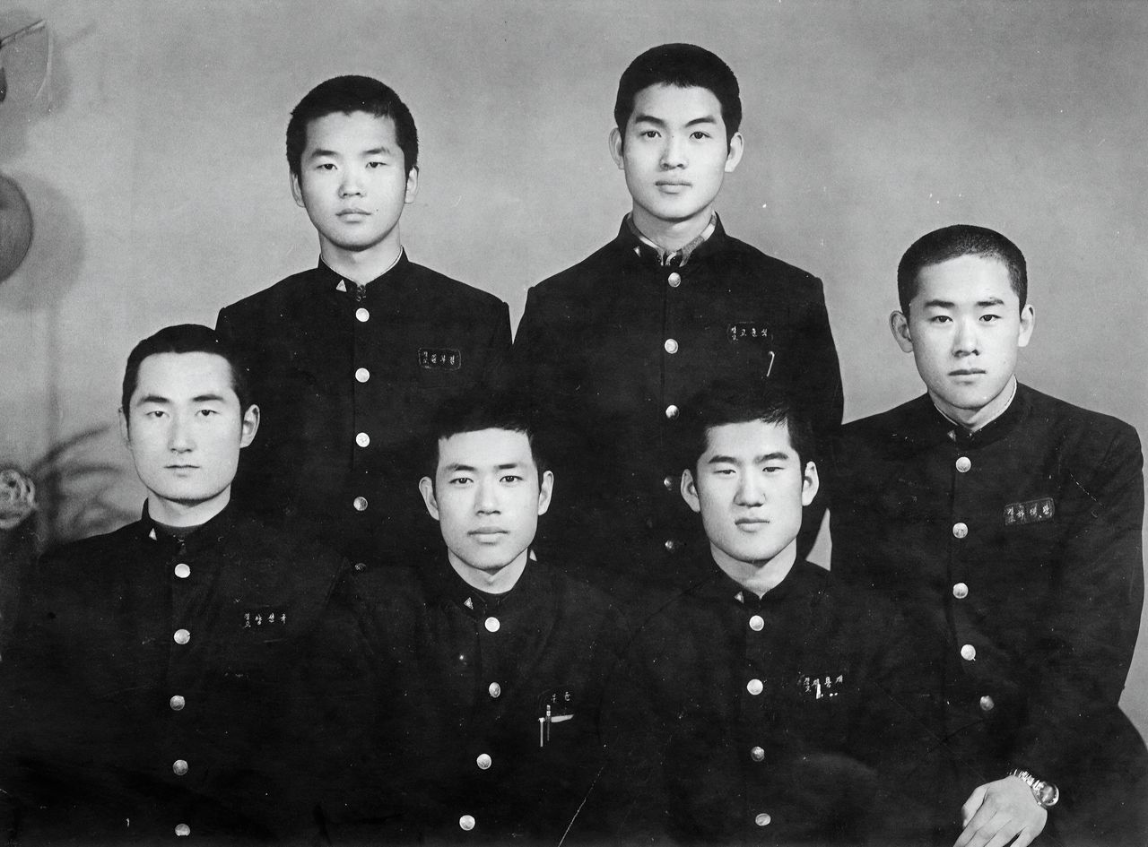 김부겸 더불어민주당 대구시장 후보는 경북고 56회 졸업생이다. 조희대 대법원장이 그의 경북고 동기다. 뒷줄 왼쪽이 김 후보, 앞줄 왼쪽 첫 번째가 당시 학생회장이었던 양선규 대구교대 명예교수다. 김 후보는 학생회장 낙선 후 양 교수의 제안으로 학생회 문예부장을 맡았다. 사진은 1974년 교내 졸업앨범 편집위원회 친구들과 찍었다. 사진 김부겸 희망캠프 제공