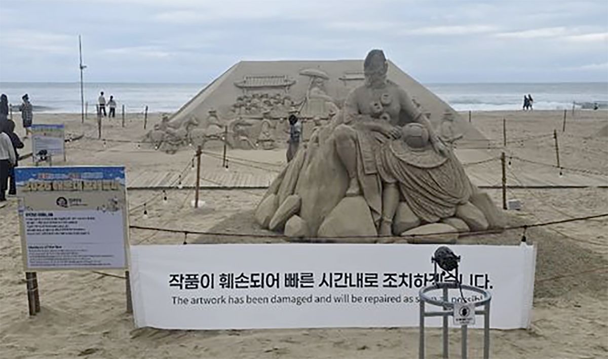 21일 오후 부산 해운대 모래축제 작품이 70대 방문객으로 인해 해녀상 얼굴 부분이 훼손됐다. 사진 부산 해운대구