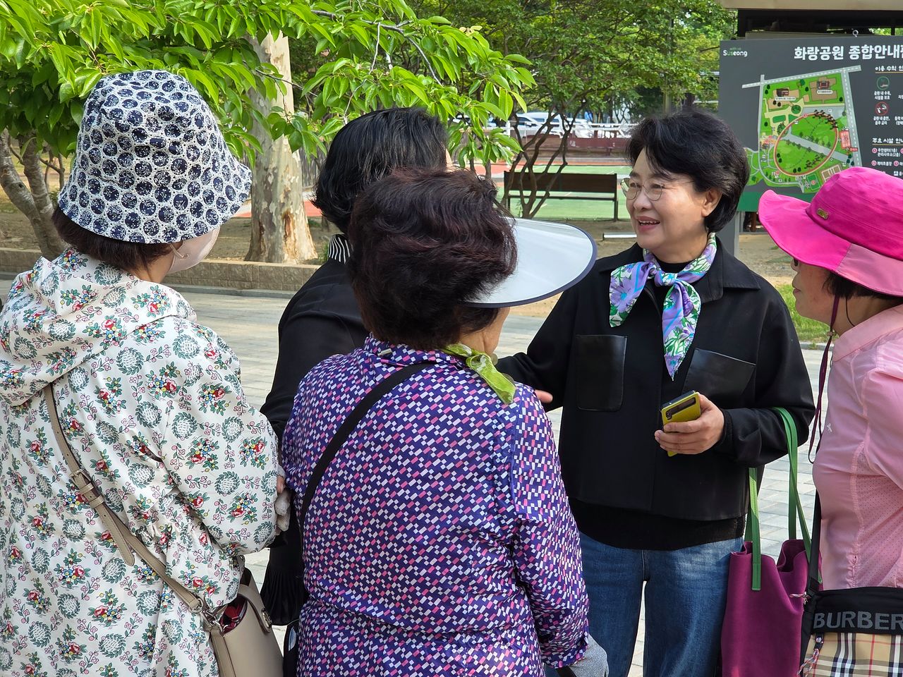 김부겸 더불어민주당 대구시장 후보의 아내 이유미(오른쪽 두 번째) 여사는 5월 14일 오전 대구 만촌동 화랑공원에서 김 후보가 아침 인사를 마치고 떠난 뒤에도 혼자 남아 옛 지역구 주민들과 한참을 서서 이야기를 나눴다. 대구=하준호 기자