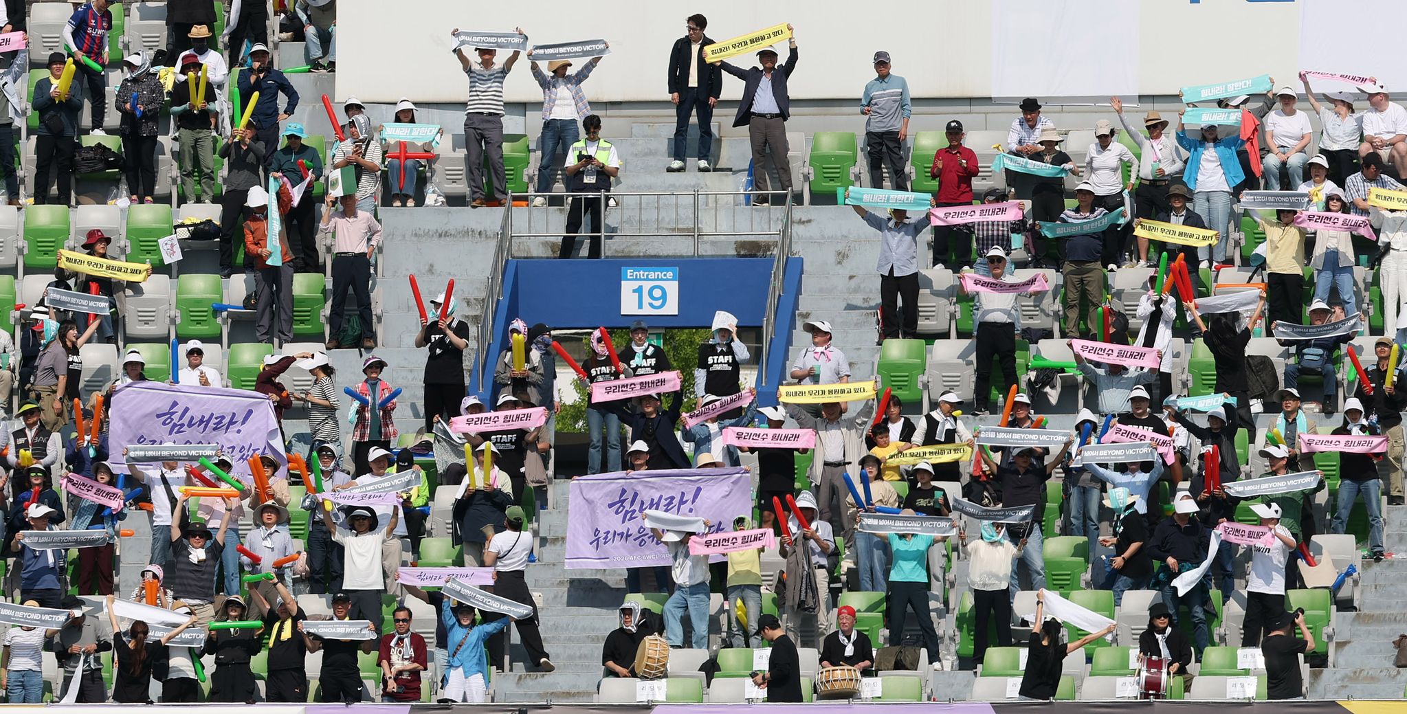 북한 내고향여자축구단을 응원하는 공동응원단. 뉴스1