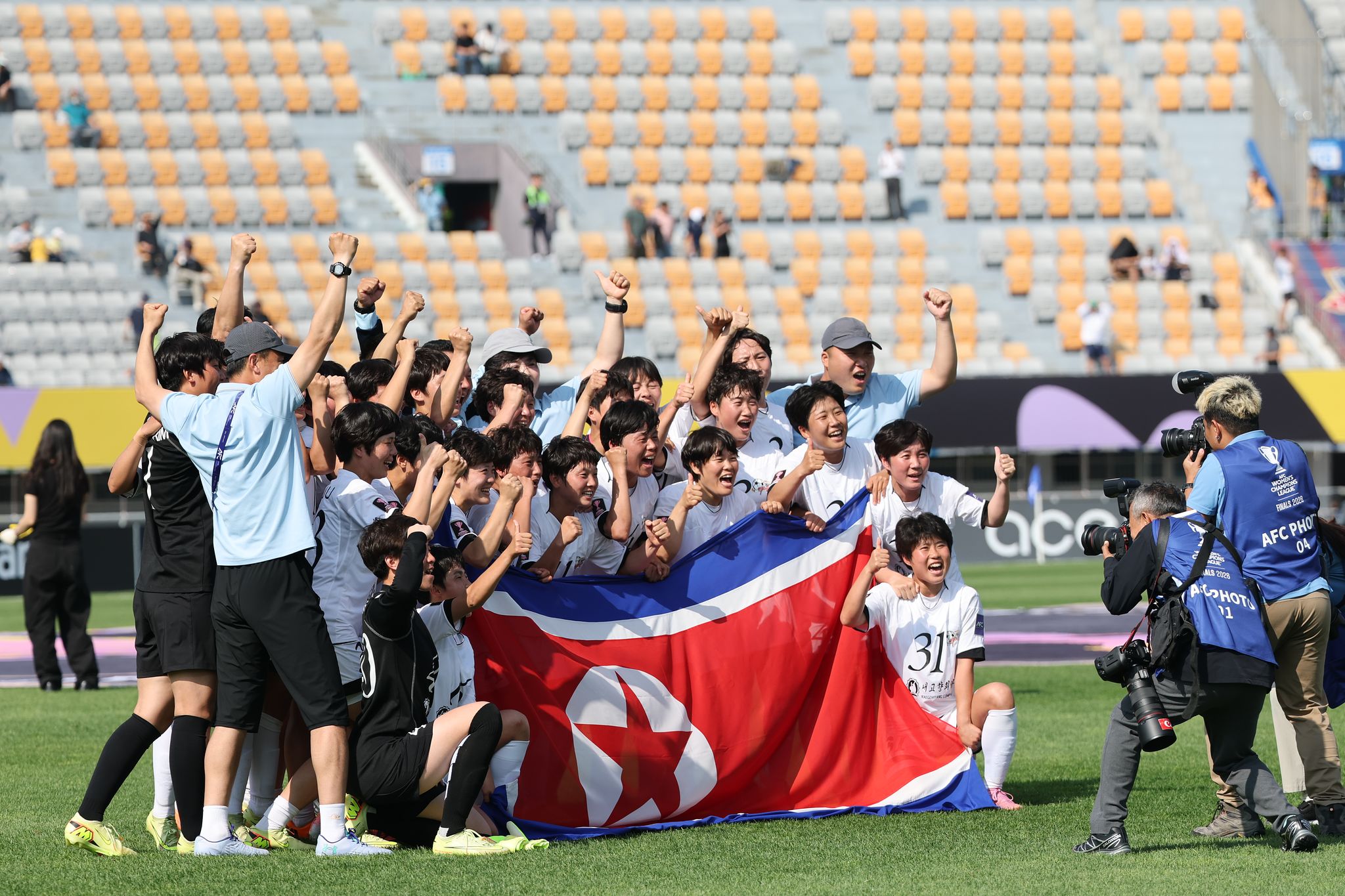 23일 수원종합운동장에서 아시아축구연맹 여자 챔피언스리그 우승을 차지한 북한 내고향여자축구단이 인공기를 들고 기념 촬영을 하고 있다. 뉴스1