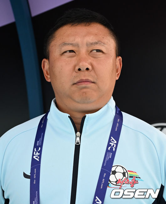 [OSEN=수원, 이대선 기자] 23일 오후 수원종합운동장에서 2025~2026시즌 아시아축구연맹(AFC) 여자 챔피언스리그(AWCL) 결승 북한 내고향여자축구단과 도쿄 베르디의 경기가 열렸다.AWCL은 아시아 각국 여자 축구 리그의 우승팀들이 격돌하는 대회로 2년 전 AFC가 여자 축구 활성화를 위해 출범시켰다.이 대회의 우승 상금은 100만 달러(약 15억 1000만 원), 준우승 상금은 50만 달러(약 7억 5400만 원)다.내고향여자축구단 리유일 감독이 그라운드를 바라보고  있다. 2026.05.23 /sunday@osen.co.kr