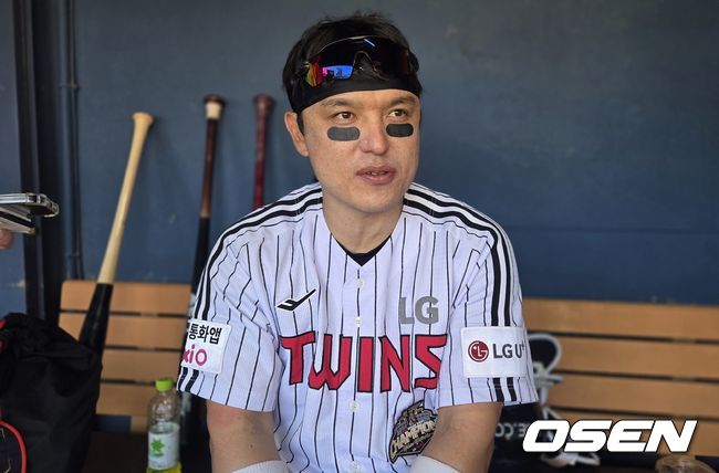 [OSEN=잠실, 한용섭 기자] 프로야구 LG 트윈스 포수 박동원이 23일 잠실구장에서 열린 키움 히어로즈와 경기에서 역전 결승타를 기록하고 취재진과 수훈 선수 인터뷰를 하고 있다. /orange@osen.co.kr