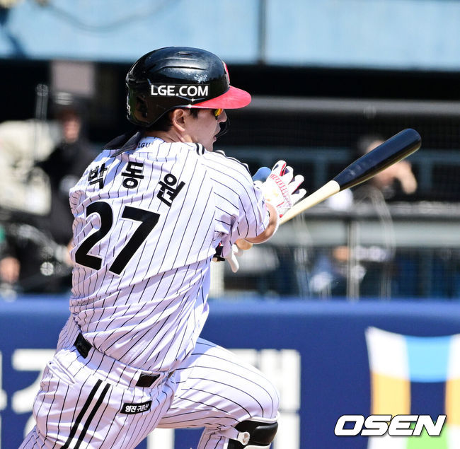 [OSEN=잠실, 지형준 기자] 23일 서울 잠실야구장에서 2026 신한 SOL KBO리그 LG 트윈스와 키움 히어로즈의 경기가 열렸다.LG는 임찬규, 키움은 배동현이 선발로 나섰다.3회말 2사 2,3루에서 LG 박동원이 2타점 역전 적시타를 날리고 있다. 2026.05.23/ jpnews@osen.co.kr