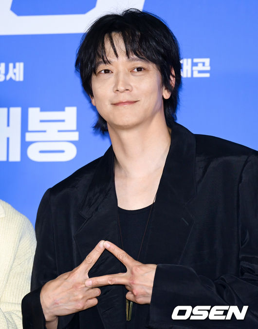 [OSEN=조은정 기자]영화 ‘와일드 씽'(감독 손재곤) 언론배급시사 및 기자간담회가 18일 서울 송파구 롯데시네마 월드타워에서 열렸다.‘와일드 씽’은 한때 가요계를 휩쓸었지만 예기치 못한 사건에 휘말려 하루아침에 해체된 3인조 혼성 댄스 그룹 트라이앵글이 20년 만에 찾아온 재기의 기회를 잡기 위해 무모한 도전을 벌이는 코미디 영화다.배우 강동원이 포즈를 취하고 있다. 2026.05.18 /cej@osen.co.kr