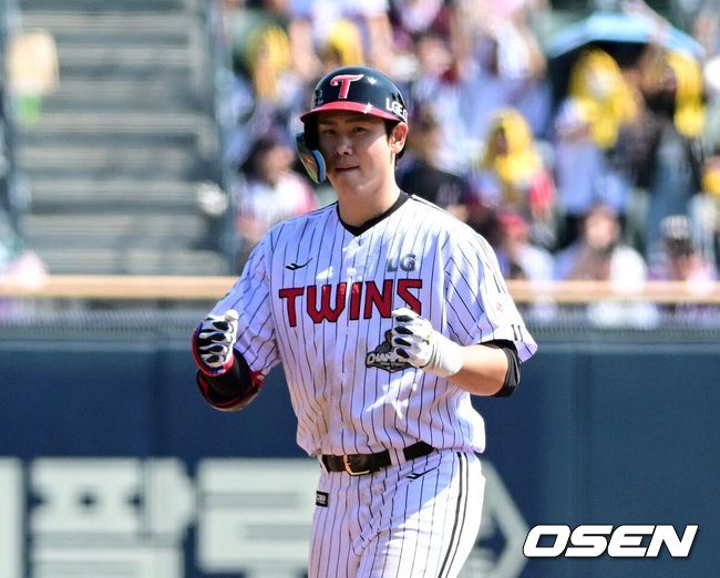 [OSEN=잠실, 지형준 기자]3회말 1사 2루에서 LG 홍창기가 1타점 적시 2루타를 날리며 기뻐하고 있다. 2026.05.23/ jpnews@osen.co.kr