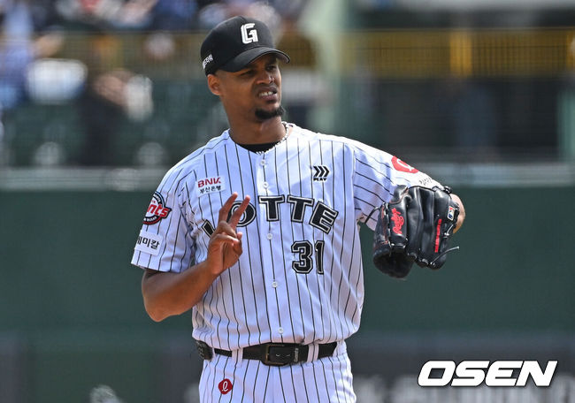 [OSEN=부산, 이석우 기자] 24일 부산 사직야구장에서 2026 신한 SOL KBO 리그 롯데 자이언츠와 삼성 라이온즈의 경기가 열렸다. 홈팀 롯데는 로드리게스가, 방문팀 삼성은 양창섭이 선발 출전했다.롯데 자이언츠 선발 투수 로드리게스가 사인을 보내고 있다. 2026.05.24 / foto0307@osen.co.kr