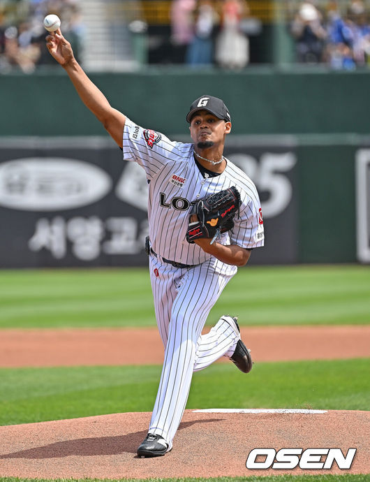 [OSEN=부산, 이석우 기자] 24일 부산 사직야구장에서 2026 신한 SOL KBO 리그 롯데 자이언츠와 삼성 라이온즈의 경기가 열렸다. 홈팀 롯데는 로드리게스가, 방문팀 삼성은 양창섭이 선발 출전했다.롯데 자이언츠 선발 투수 로드리게스가 역투하고 있다. 2026.05.24 / foto0307@osen.co.kr