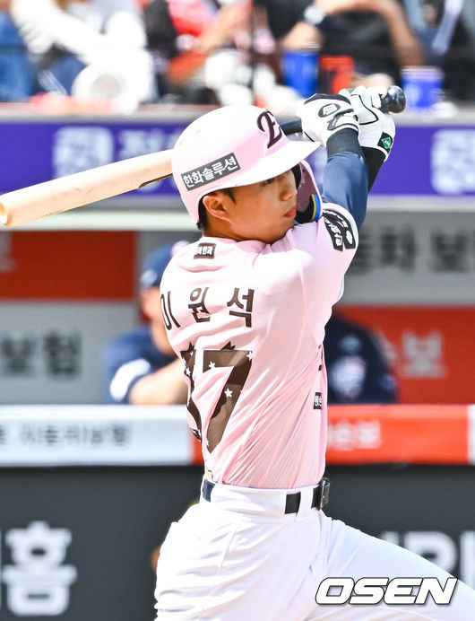 [OSEN=대전, 박준형 기자] 24일 대전 한화생명 볼파크에서 2026 신한 SOL KBO리그한화 이글스와 두산 베어스의 경기가 진행됐다. 이날 한화는 류현진을, 두산은 최승용을 선발투수로 내세웠다.5회말 무사 3루 한화 이원석이 1타점 적시타를 날리고 있다.  2026.05.24 / soul1014@osen.co.kr