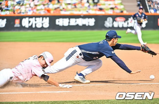 [OSEN=대전, 박준형 기자] 24일 대전 한화생명 볼파크에서 2026 신한 SOL KBO리그한화 이글스와 두산 베어스의 경기가 진행됐다. 이날 한화는 류현진을, 두산은 최승용을 선발투수로 내세웠다.5회말 한화 선두타자 심우준이 안타를 날리고 1루 슬라이딩을 하고 있다.  2026.05.24 / soul1014@osen.co.kr