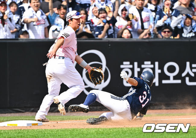 [OSEN=대전, 박준형 기자] 24일 대전 한화생명 볼파크에서 2026 신한 SOL KBO리그한화 이글스와 두산 베어스의 경기가 진행됐다. 이날 한화는 류현진을, 두산은 최승용을 선발투수로 내세웠다.6회초 1사 두산 정수빈이 3루타를 날리고 3루에 슬라이딩을 하고 있다.  2026.05.24 / soul1014@osen.co.kr
