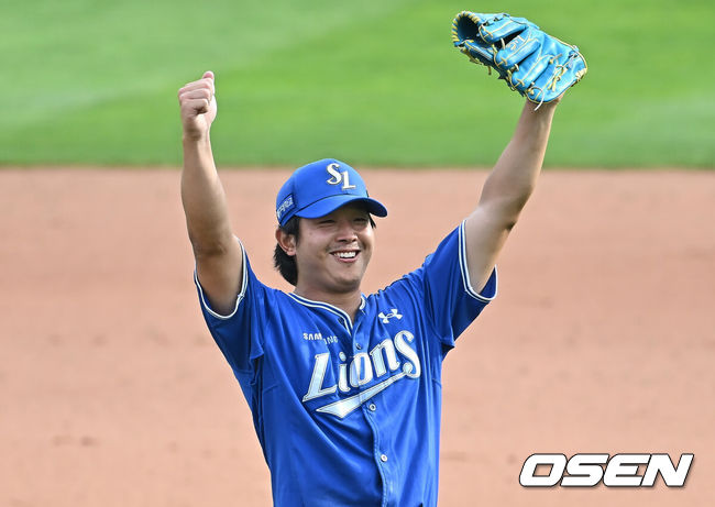 [OSEN=부산, 이석우 기자] 24일 부산 사직야구장에서 2026 신한 SOL KBO 리그 롯데 자이언츠와 삼성 라이온즈의 경기가 열렸다. 홈팀 롯데는 로드리게스가, 방문팀 삼성은 양창섭이 선발 출전했다.삼성 라이온즈 선발 투수 양창섭이 9회말 2사 롯데 자이언츠 황성빈을 우익수 플라이로 잡고 완봉승을 기록한 후 기뻐하고 있다. 2026.05.24 / foto0307@osen.co.kr
