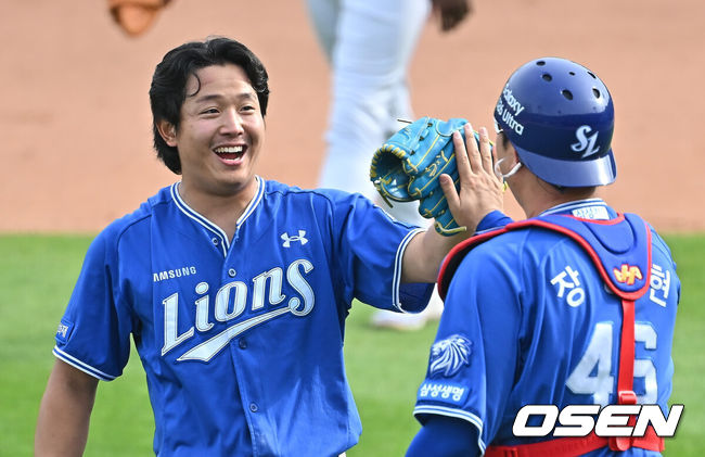 [OSEN=부산, 이석우 기자] 24일 부산 사직야구장에서 2026 신한 SOL KBO 리그 롯데 자이언츠와 삼성 라이온즈의 경기가 열렸다. 홈팀 롯데는 로드리게스가, 방문팀 삼성은 양창섭이 선발 출전했다.삼성 라이온즈 선발 투수 양창섭이 9회말 2사 롯데 자이언츠 황성빈을 우익수 플라이로 잡고 완봉승을 기록한 후 장승현에게 감사 인사를 하고 있다. 2026.05.24 / foto0307@osen.co.kr