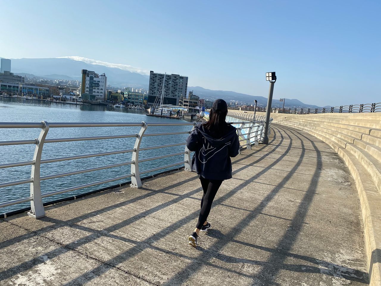 제주시 도두동 해안로를 달리는 시민. 왼쪽으로는 제주 바다와 한라산 정상이 보인다. 최충일 기자