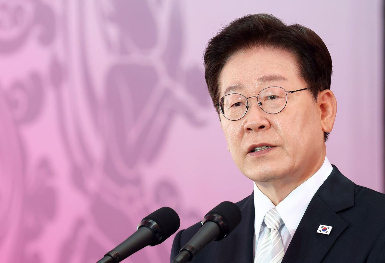 이재명 대통령이 24일 서울 종로구 조계사에서 열린 불기 2570년 부처님오신날 봉축법요식에서 축사를 하고 있다. 이 대통령은 이날 오전 엑스(X·옛 트위터)에 올린 글에서 일간베스트저장소(일베) 폐쇄를 언급했다. 청와대사진기자단