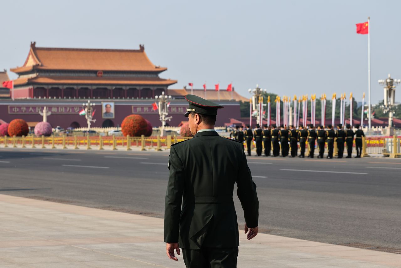 지난 12일(현지시간) 중국 베이징 인민대회당 밖 인민해방군(PLA) 의장대가 도열한 곳을 군 관계자가 지나는 모습. EPA=연합뉴스