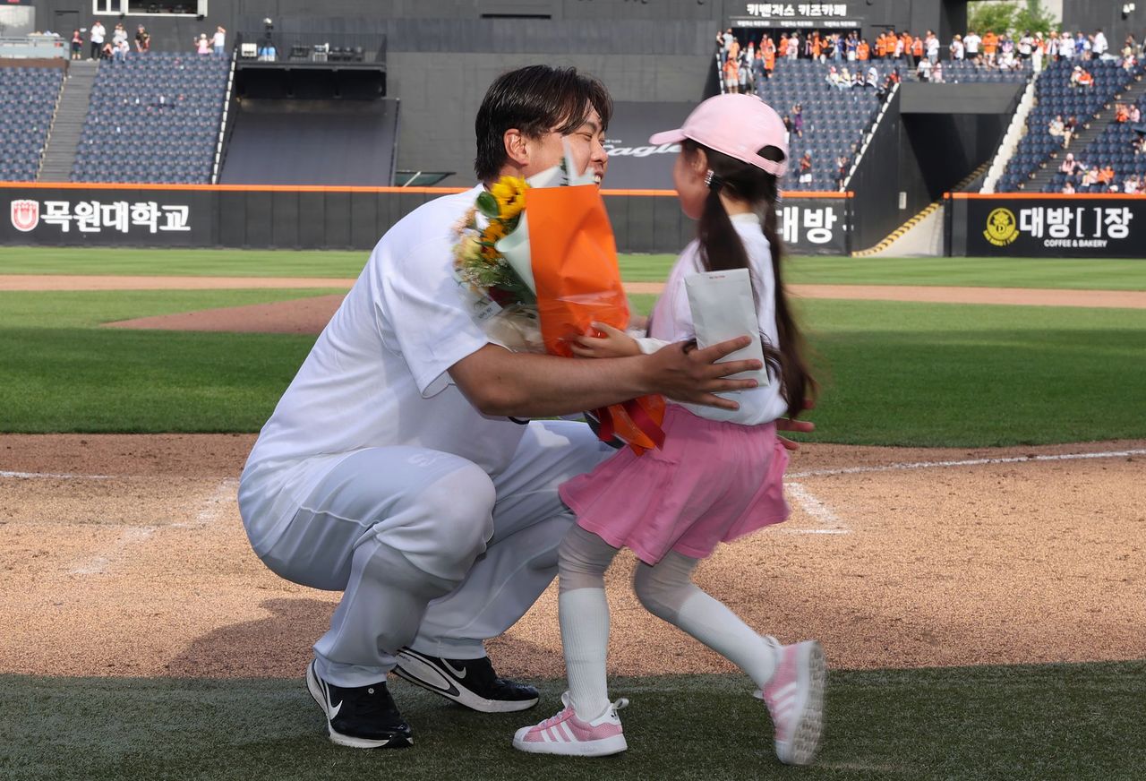 한미 통산 200승 달성 후 딸 혜성이 달려오자 활짝 웃으며 안아주는 류현진. 사진 한화 이글스