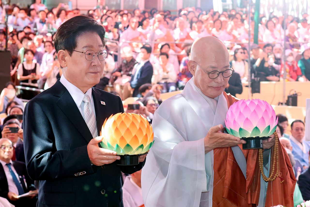 이재명 대통령이 24일 서울 종로구 조계사에서 열린 불기 2570년 부처님오신날 봉축법요식에서 조계종 총무원장 진우스님과 헌등하고 있다. 연합뉴스