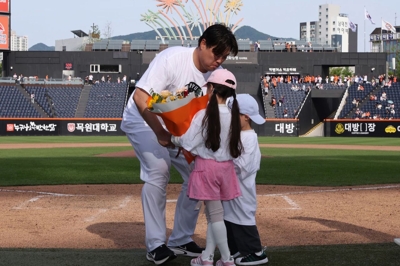 한미 통산 200승 달성 후 딸 혜성과 아들 준상에게 꽃다발을 받는 류현진. 사진 한화 이글스