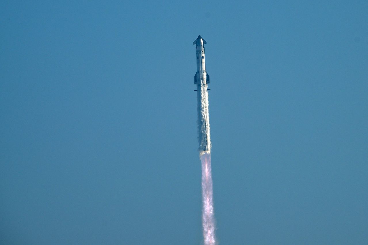 SpaceX 의 스타십 39 로켓이 22일(현지시간) 미국 텍사스주 사우스 파드리 아일랜드에서 바라본 스타베이스에서 12차 시험비행을 위해 발사되고 있다. AFP=연합뉴스