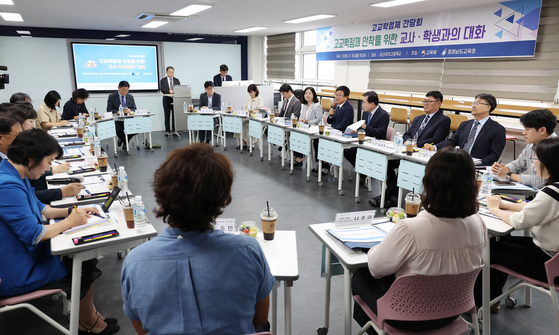 최교진 사회부총리 겸 교육부 장관이 지난해 9월 충남 금산여자고등학교에서 고교학점제 안착을 위한 교사·학생과의 대화를 갖고 있다. 교육부