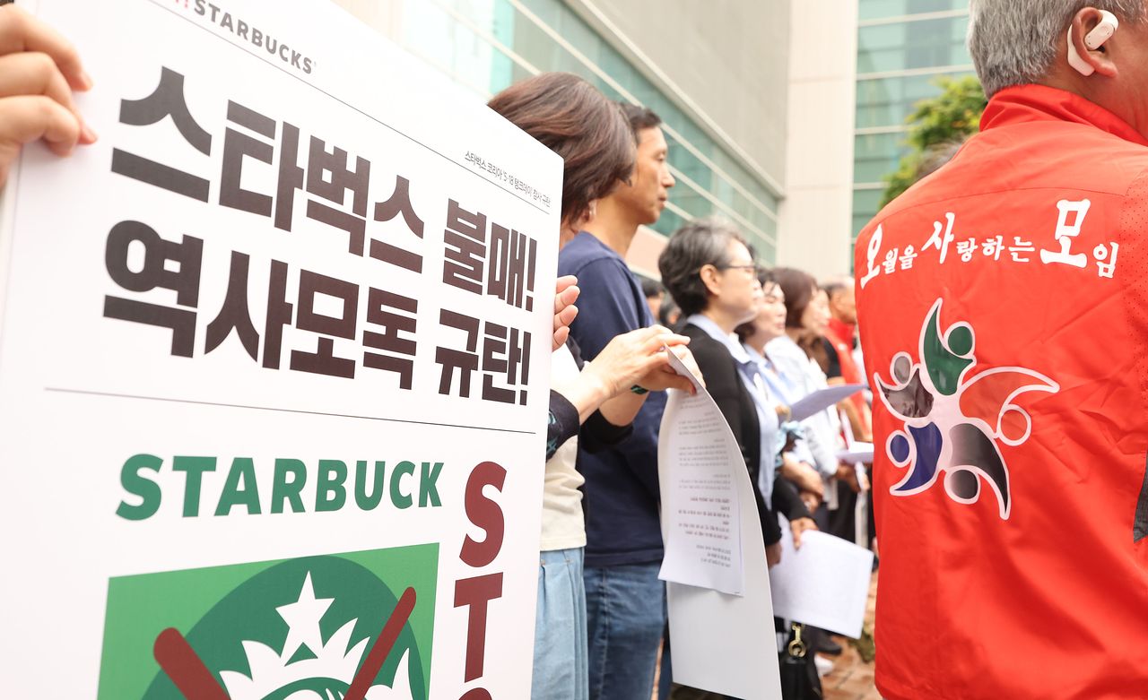 오월을 사랑하는 모임 등 광주시민단체 회원들이 지난 21일 오후 광주 서구 광천동 이마트 광주점 앞에서 스타벅스의 '5·18 탱크데이' 마케팅을 규탄하는 기자회견을 하고 있다. 뉴스1