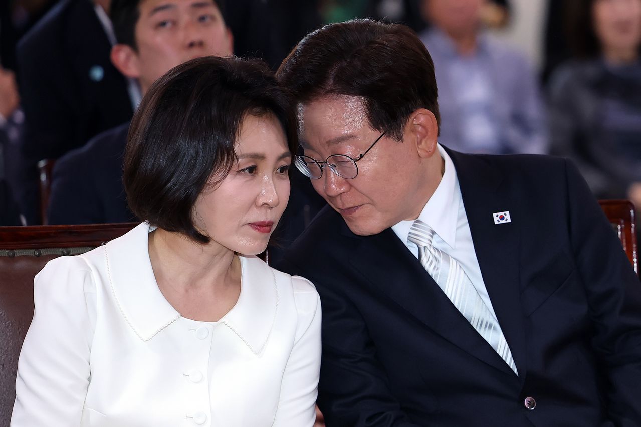 이재명 대통령과 김혜경 여사가 24일 오후 경기 양주시의 한 사찰에서 열린 부처님오신날 봉축법요식에서 대화나누고 있다. 청와대사진기자단