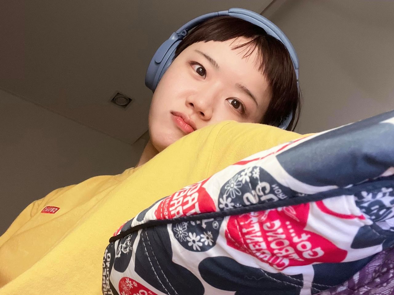 '젠지의 책장' 연재에 참여하는 인터뷰이들에게 책과 함께하고 있는 나의 모습을 셀피 한 장으로 담아달라고 부탁했다. 평소 휴대폰으로 책을 읽어 책과 함께 사진을 찍기 어렵다는 김향기는 헤드셋을 낀 모습의 셀피를 보내왔다. 사진 크리컴퍼니