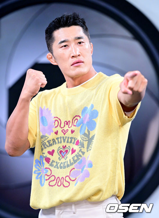 [OSEN=최규한 기자] 11일 오후 경기도 고양시 MBC 드림센터 녹화 스튜디오에서 MBC에브리원 ‘히든아이’ 1주년 기자간담회가 열렸다.‘히든아이’는 CCTV, 바디캠, 블랙박스 등 다양한 영상을 통해 사건, 사고를 분석하는 범죄 분석 코멘터리 쇼이다.방송인 김동현이 포토타임을 하고 있다. 2025.08.11 / dreamer@osen.co.kr