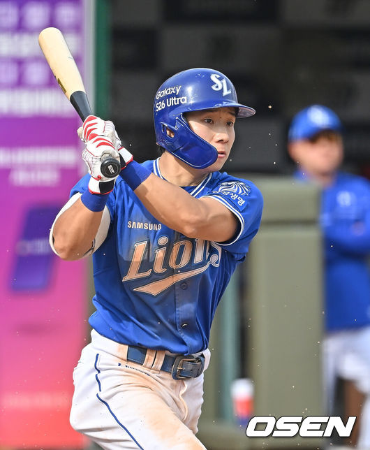[OSEN=부산, 이석우 기자] 24일 부산 사직야구장에서 2026 신한 SOL KBO 리그 롯데 자이언츠와 삼성 라이온즈의 경기가 열렸다. 홈팀 롯데는 로드리게스가, 방문팀 삼성은 양창섭이 선발 출전했다.삼성 라이온즈 김지찬이 8회초 무사 만루 2루수 앞 땅볼을 치고 있다. 2026.05.24 / foto0307@osen.co.kr