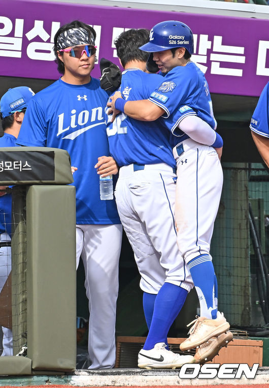 [OSEN=부산, 이석우 기자] 24일 부산 사직야구장에서 2026 신한 SOL KBO 리그 롯데 자이언츠와 삼성 라이온즈의 경기가 열렸다. 홈팀 롯데는 로드리게스가, 방문팀 삼성은 양창섭이 선발 출전했다.삼성 라이온즈 김지찬이 7회초 2사 1,2루 최형우의 중견수 오른쪽 1타점 안타때 득점을 올리고 박세혁에게 안기고 있다. 2026.05.24 / foto0307@osen.co.kr