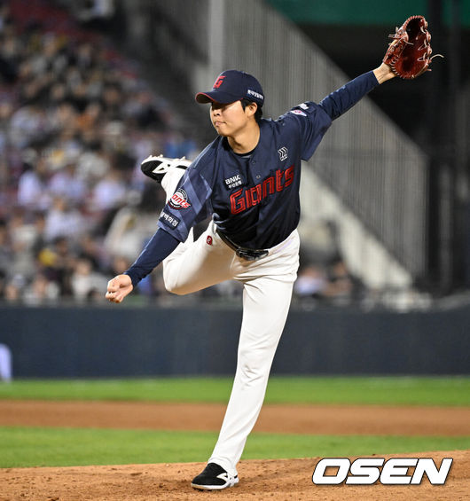 [OSEN=잠실, 이대선 기자] 16일 서울 잠실야구장에서 2026 신한 SOL KBO리그 LG 트윈스와 롯데 자이언츠의 경기가 열렸다.이날 LG는 치리노스, 롯데는 로드리게스를 선발로 내세웠다.8회말 무사에서 롯데 쿄야마가 역투하고 있다. 2026.04.16 /sunday@osen.co.kr