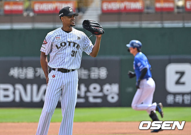 [OSEN=부산, 이석우 기자] 24일 부산 사직야구장에서 2026 신한 SOL KBO 리그 롯데 자이언츠와 삼성 라이온즈의 경기가 열렸다. 홈팀 롯데는 로드리게스가, 방문팀 삼성은 양창섭이 선발 출전했다.롯데 자이언츠 선발 투수 로드리게스가 1회초 1사 1루 삼성 라이온즈 구자욱에게 2점 홈런을 맞고 아쉬워하고 있다. 2026.05.24 / foto0307@osen.co.kr