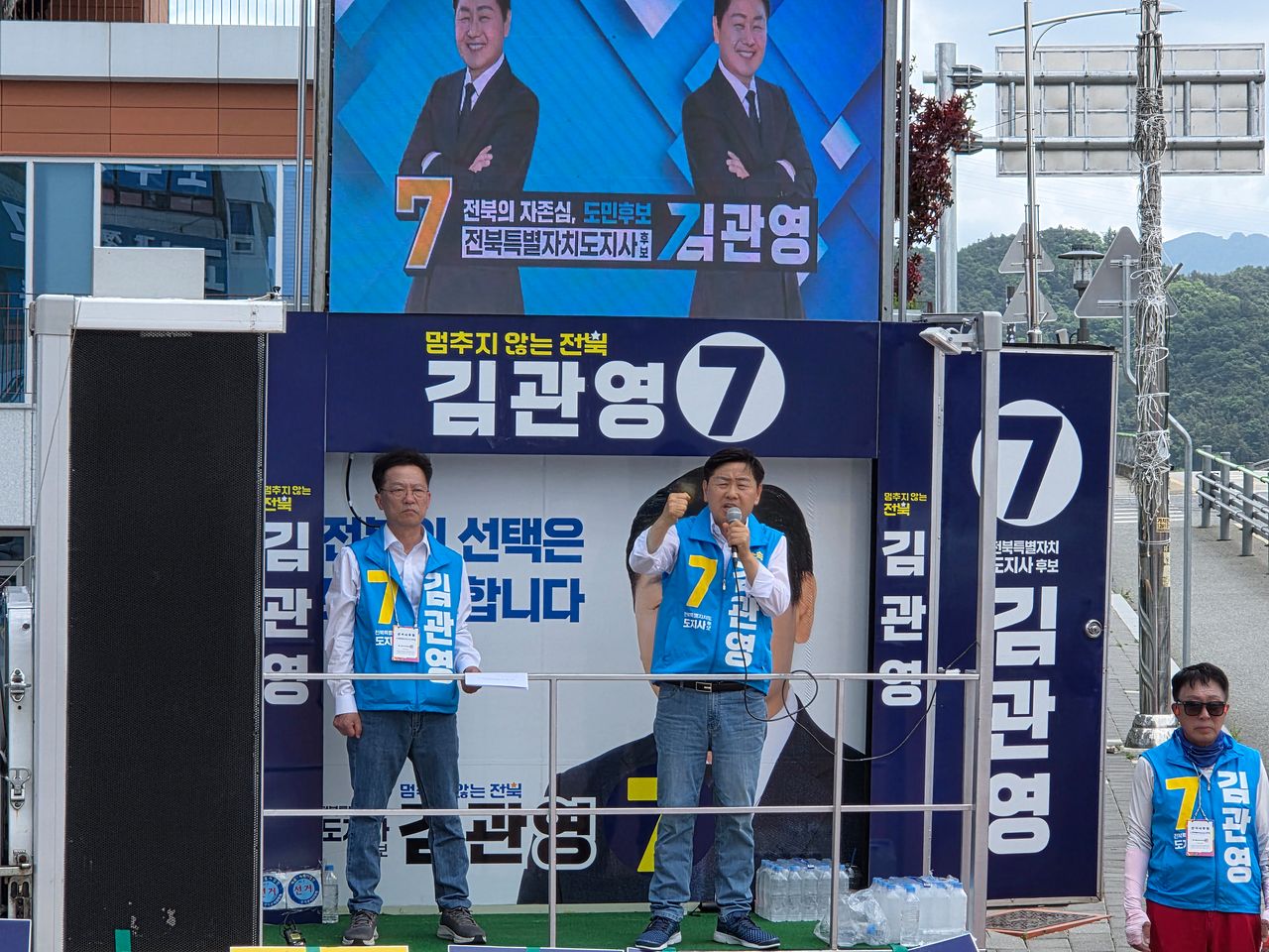 무소속 김관영 전북지사 후보가 25일 전북 완주군 봉동시장에서 '전북 성공 5대 프로젝트'를 발표하고 있다. 사진 김관영 선대위