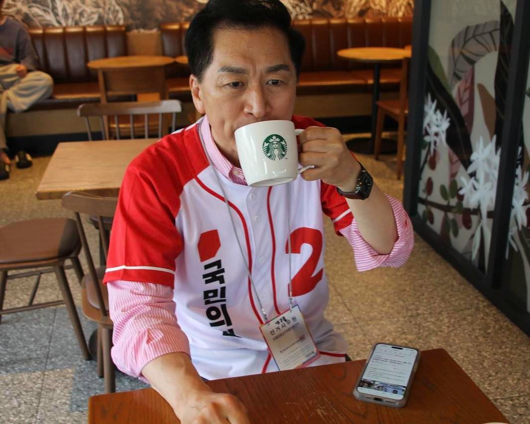 25일 오전 페이스북에 선거복을 입은 채 스타벅스 매장을 이용하는 사진을 올린 김기현 국민의힘 울산 총괄선대위원장. 사진 김기현 페이스북 캡처 