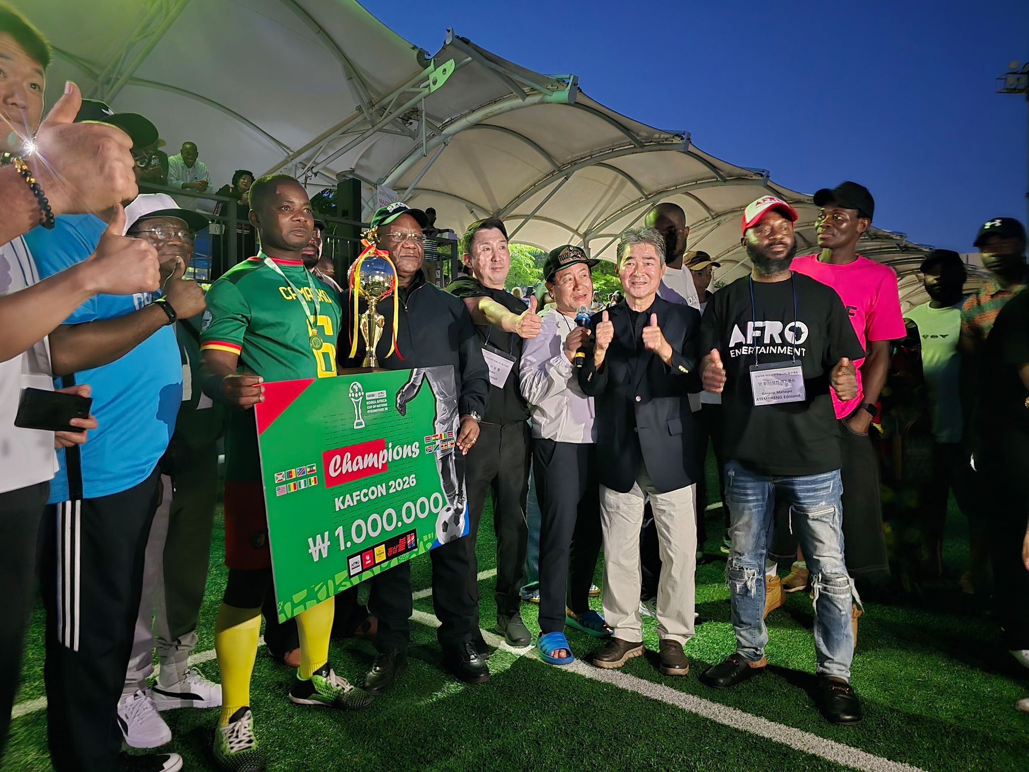 경기도 평택에서 아프리카 커뮤니티 축구대회가 열렸다. 국내 거주 중인 아프리카 16개국 1300여 명이 선수와 관중으로 함께 하며 뜨거운 분위기를 연출했다. 우승팀 카메룬 선수들의 세리머니 장면. 사진 나선진 작가 