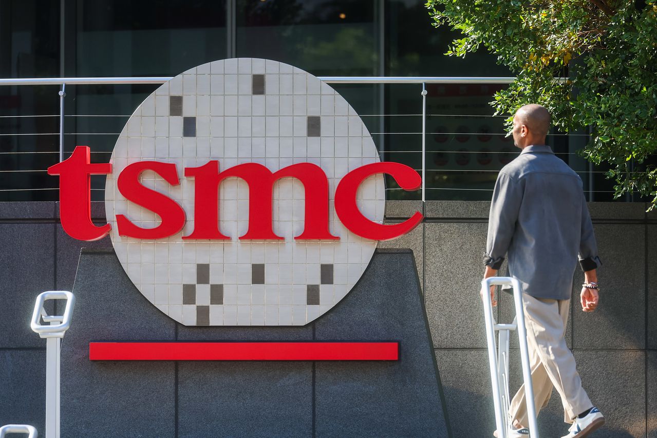 지난 1월 대만 신주과학단지에 위치한 TSMC 본사 앞을 한 직원이 지나가고 있다. AP=연합뉴스